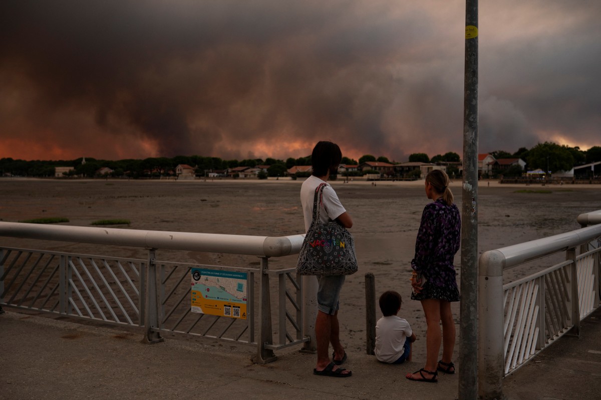Incendie en Gironde : 1.300 personnes évacuées par voie maritime jusqu'à Arcachon