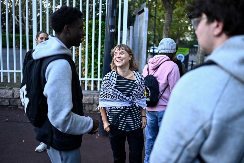 La militante suédoise Greta Thunberg s’entretient avec des élèves alors qu’ils se préparent à participer à un blocage au lycée Paul-Éluard de Saint-Denis, en banlieue parisienne, le 13 octobre 2026.