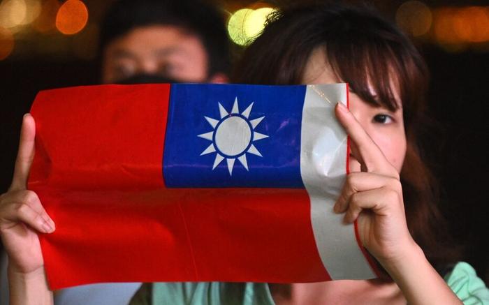 Une femme brandit un drapeau de Taïwan (illustration)