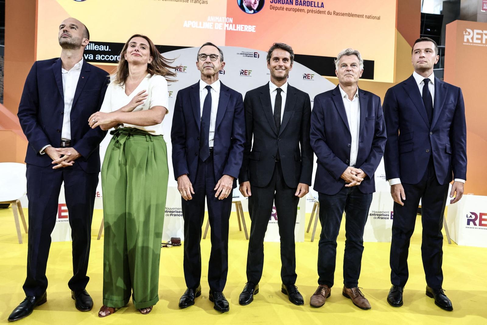 Manuel Bompard, Marine Tondelier, Bruno Retailleau, Gabriel Attal, Fabien Roussel et Jordan Bardella, président du Rassemblement national (RN), assistent à la table ronde de clôture du REF 2025, le forum des entrepreneurs français qui s'est tenu à Roland-Garros à Paris le 28 août 2025.