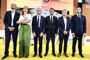 Manuel Bompard, Marine Tondelier, Bruno Retailleau, Gabriel Attal, Fabien Roussel et Jordan Bardella, président du Rassemblement national (RN), assistent à la table ronde de clôture du REF 2025, le forum des entrepreneurs français qui s'est tenu à Roland-Garros à Paris le 28 août 2025.