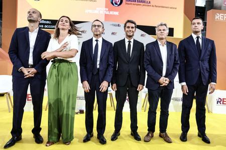Manuel Bompard, Marine Tondelier, Bruno Retailleau, Gabriel Attal, Fabien Roussel et Jordan Bardella, président du Rassemblement national (RN), assistent à la table ronde de clôture du REF 2025, le forum des entrepreneurs français qui s'est tenu à Roland-Garros à Paris le 28 août 2025.