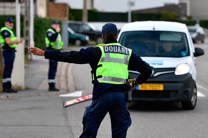 Des douaniers français effectuent un contrôle à la frontière franco-luxembourgeoise, le 6 octobre 2023.