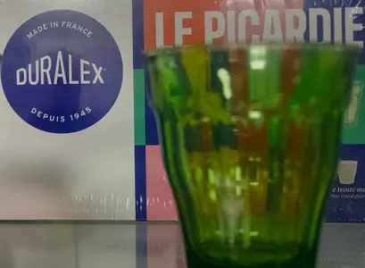 Un verre est présenté à l'usine du fabricant français de verrerie Duralex à La Chapelle-Saint-Mesmin, près d'Orléans, le 31 juillet 2024.