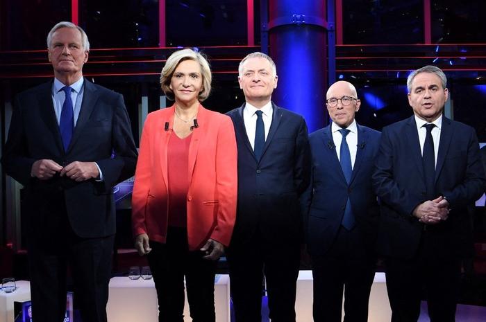 Les candidats Les Républicains posent avant le débat