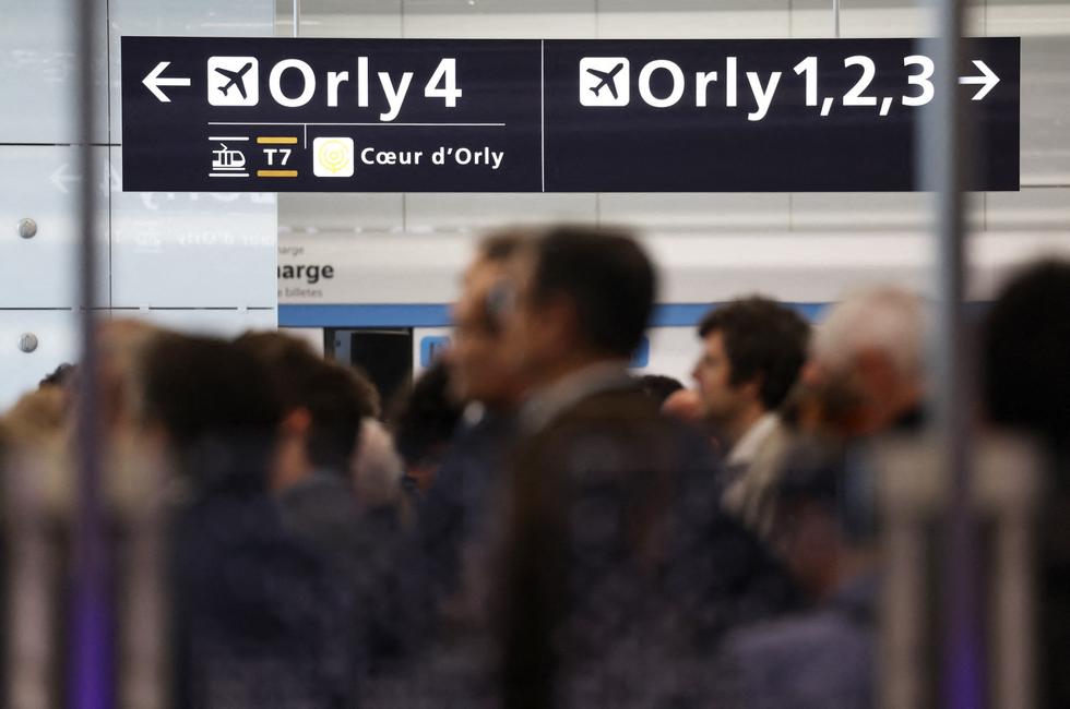 Des passagers attendent d'entrer dans la station de métro Orly lors de son inauguration, à l'aéroport d'Orly, au sud de Paris, le 19 juin 2024.