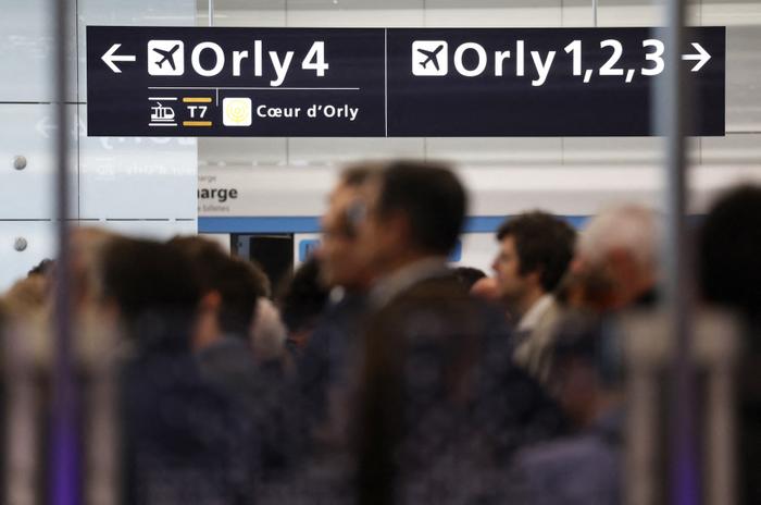 Des passagers attendent d'entrer dans la station de métro Orly lors de son inauguration, à l'aéroport d'Orly, au sud de Paris, le 19 juin 2024.