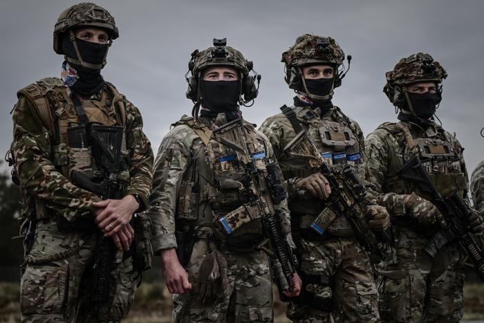 Des membres des forces spéciales de l'armée de terre française se réunissent lors d'une démonstration tactique dans le cadre de la 7e édition du Séminaire du Réseau d'innovation des forces d'opérations spéciales (SOFINS), à Martignas-sur-Jalle, dans le sud-ouest de la France, le 3 avril 2025.