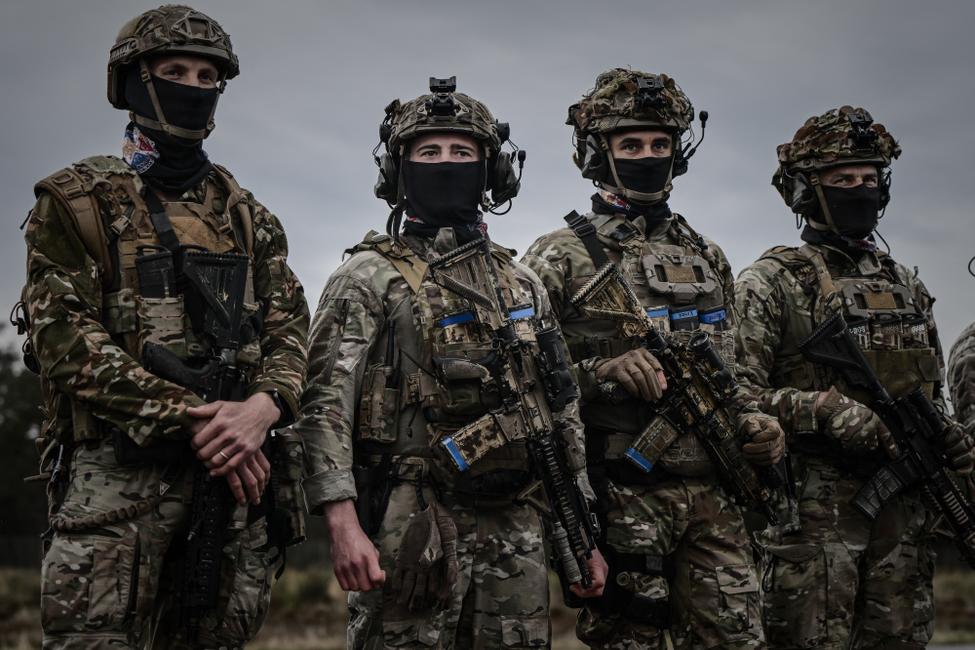 Des membres des forces spéciales de l'armée de terre française se réunissent lors d'une démonstration tactique dans le cadre de la 7e édition du Séminaire du Réseau d'innovation des forces d'opérations spéciales (SOFINS), à Martignas-sur-Jalle, dans le sud-ouest de la France, le 3 avril 2025.
