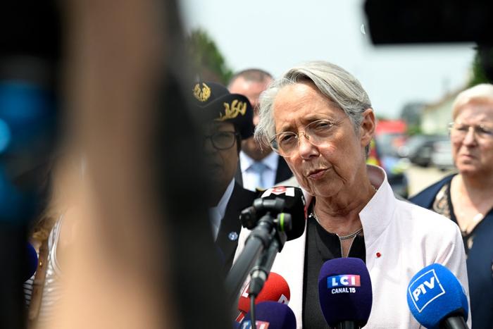 Elisabeth Borne s'adresse aux journalistes à son arrivée au lycée où un assistant d'enseignement de 31 ans a été poignardé avec un couteau par un élève de 15 ans lors d'une fouille de sac à Nogent, le 10 juin 2025.