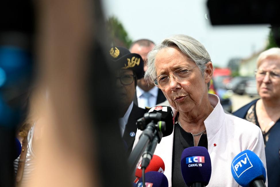 Elisabeth Borne s'adresse aux journalistes à son arrivée au lycée où un assistant d'enseignement de 31 ans a été poignardé avec un couteau par un élève de 15 ans lors d'une fouille de sac à Nogent, le 10 juin 2025.
