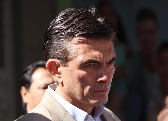 Le candidat à la présidentielle du Parti démocrate-chrétien (PDC), Rodrigo Paz, quitte un bureau de vote après avoir déposé son bulletin lors de l’élection présidentielle à Tarija, département de Tarija, Bolivie, le 17 août 2025. Rodrigo Paz et Jorge « Tuto » Quiroga, deux candidats de droite, se dirigent vers un second tour après avoir dominé un premier tour qui met fin à deux décennies de pouvoir de gauche, selon des sondages réalisés à la sortie des urnes le 17 août 2025.