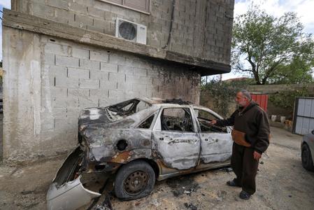 A Jalud, un village au sud de Naplouse, un homme montre son véhicule incendié par des colons israéliens en Cisjordanie