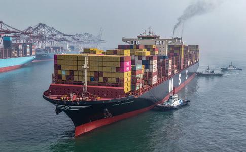 Un porte-conteneur dans le port de Qingdao