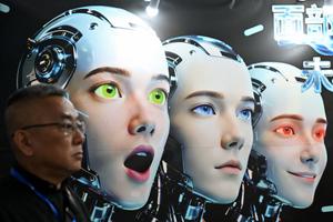 Un homme se tient à côté d'une affiche montrant des robots imitant les expressions humaines, produite par Shenzhen Xiaoquan Technology, lors du Salon international des applications de l'IA et de l'innovation en robotique à Pékin, le 18 mars 2026. 