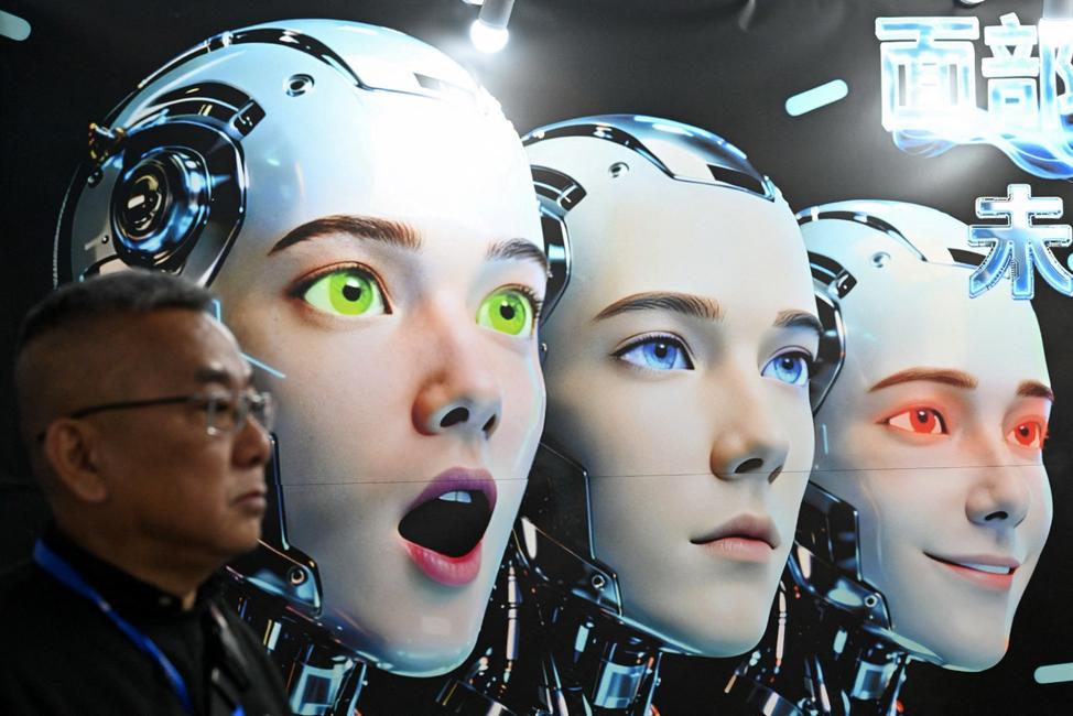 Un homme se tient à côté d'une affiche montrant des robots imitant les expressions humaines, produite par Shenzhen Xiaoquan Technology, lors du Salon international des applications de l'IA et de l'innovation en robotique à Pékin, le 18 mars 2026. 