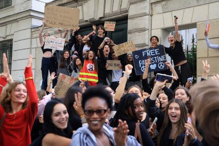 Le 1er octobre 2026, à Paris, des élèves organisent un blocage devant le lycée Victor Duruy pour réclamer la nomination de professeurs suppléants, davantage de ressources et des conditions d'apprentissage décentes.