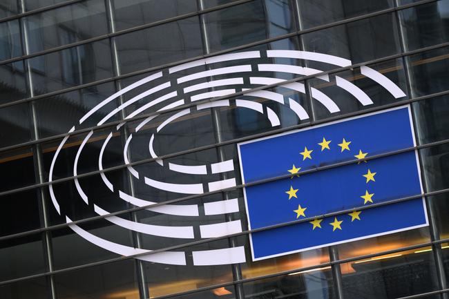 Le drapeau européen affiché sur le bâtiment Altiero-Spinelli, le Parlement européen dans le quartier européen de Bruxelles, le 24 février 2025.