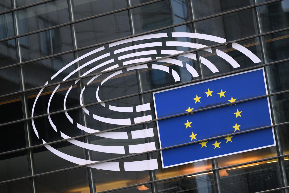 Le drapeau européen affiché sur le bâtiment Altiero-Spinelli, le Parlement européen dans le quartier européen de Bruxelles, le 24 février 2025.