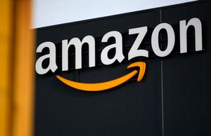 Cette photo montre le logo du géant américain de la vente en ligne Amazon au centre de distribution de Moenchengladbach, dans l'ouest de l'Allemagne, le 17 décembre 2019.