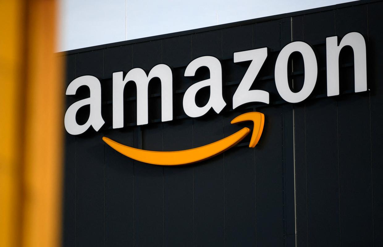 Cette photo montre le logo du géant américain de la vente en ligne Amazon au centre de distribution de Moenchengladbach, dans l'ouest de l'Allemagne, le 17 décembre 2019.