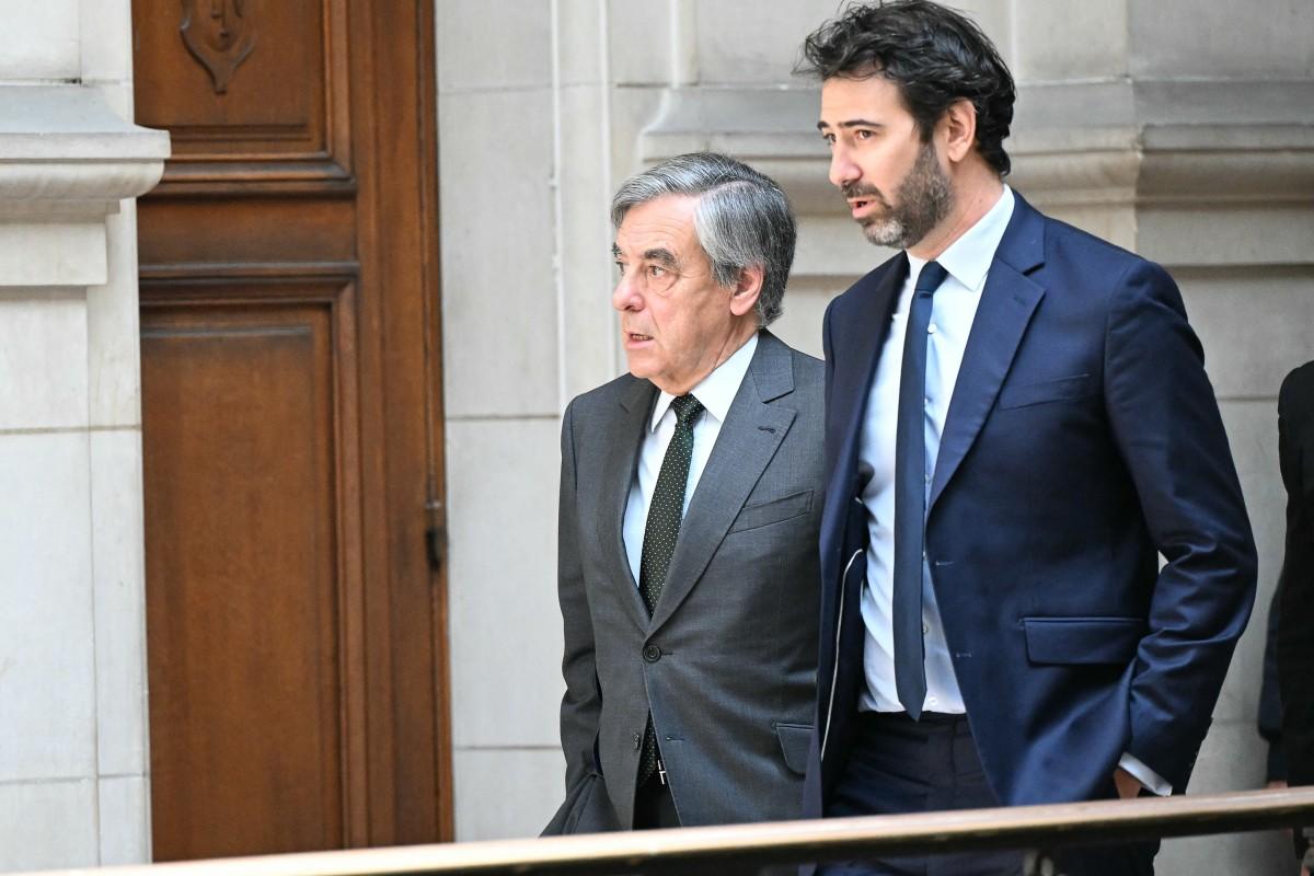 L'ex Premier ministre François Fillon et son avocat, Antonin Lévy, arrivent à la Cour d'appel de Paris pour l'examen de sa condamnation pour corruption, le 29 avril 2025.