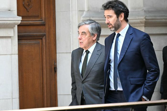 L'ex Premier ministre François Fillon et son avocat, Antonin Lévy, arrivent à la Cour d'appel de Paris pour l'examen de sa condamnation pour corruption, le 29 avril 2025.