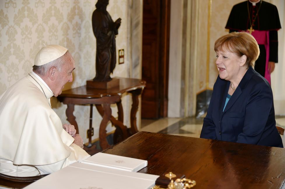 Le pape François reçoit, juste avant la remise de son prix Charlemagne, la chancelière allemande Angela Merkel en audience privée au Vatican, le 6 mai 2016.