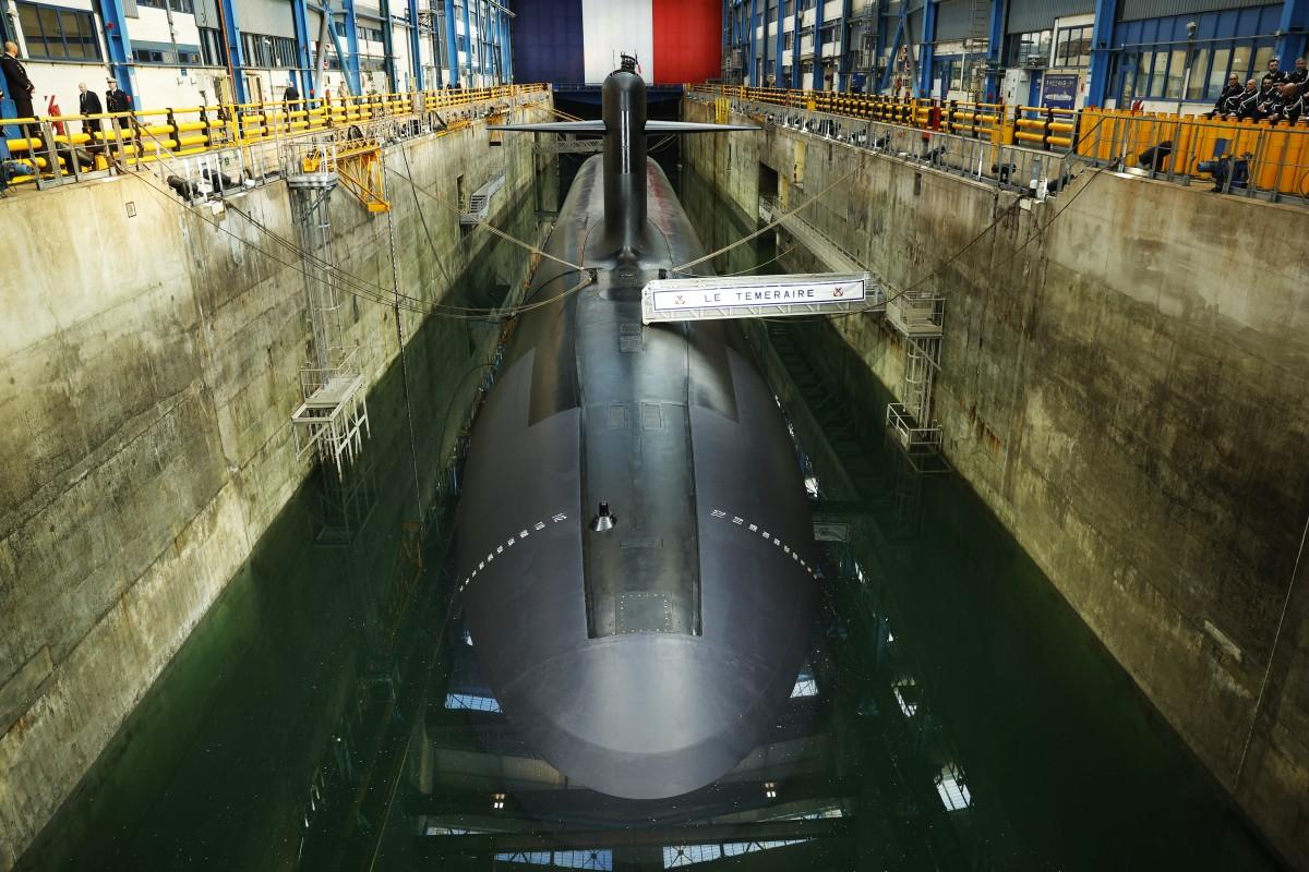 Cette photographie montre le sous-marin nucléaire lanceur d'engins (SNLE) de la Marine française « Le Téméraire » - S617 lors de la visite du président français à la base navale de sous-marins nucléaires de l'île Longue à Crozon, dans le nord-ouest de la France, le 2 mars 2026.