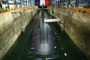 Cette photographie montre le sous-marin nucléaire lanceur d'engins (SNLE) de la Marine française « Le Téméraire » - S617 lors de la visite du président français à la base navale de sous-marins nucléaires de l'île Longue à Crozon, dans le nord-ouest de la France, le 2 mars 2026.